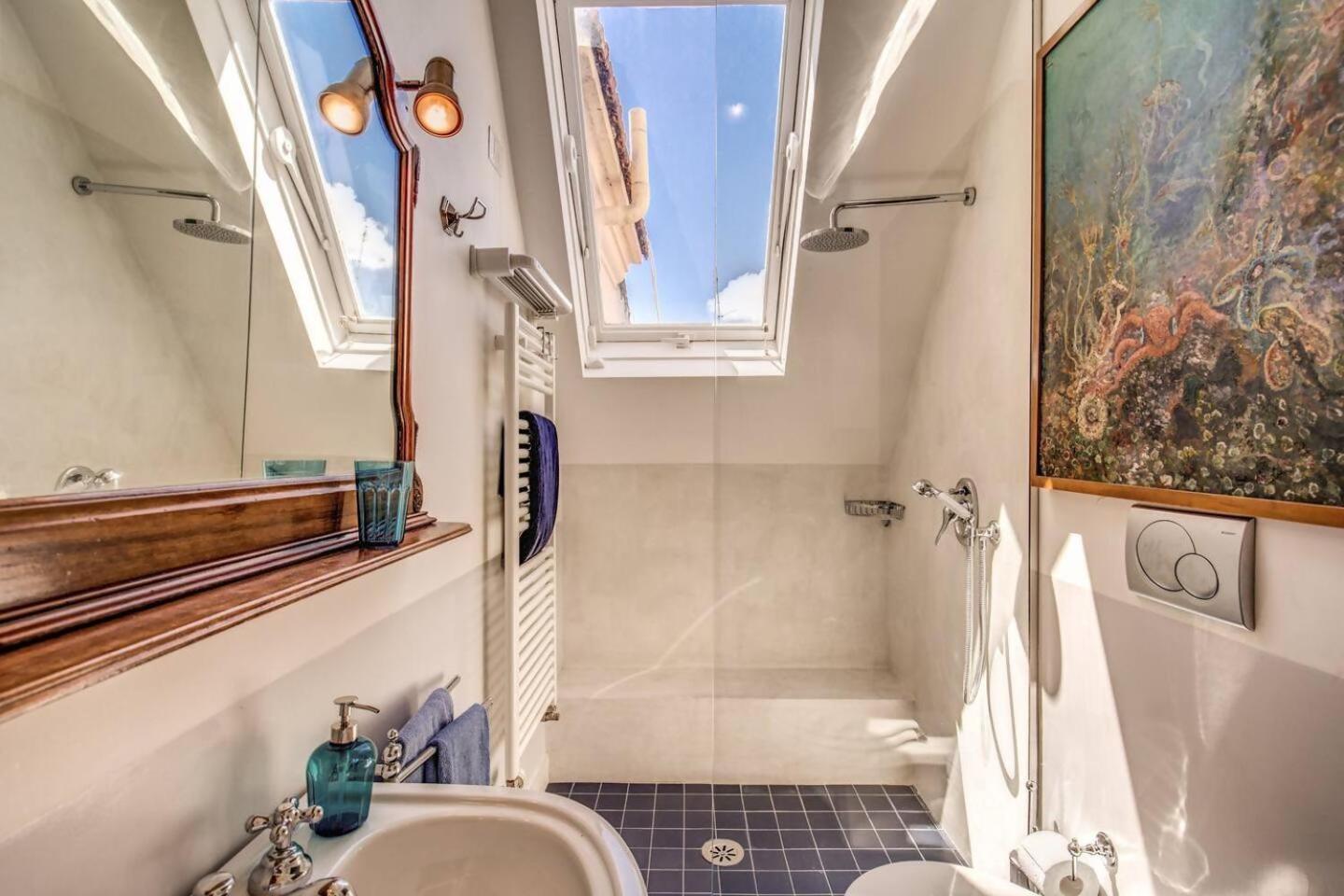 Attic With Terrace Overlooking St Peters Basilica โรม ภายนอก รูปภาพ