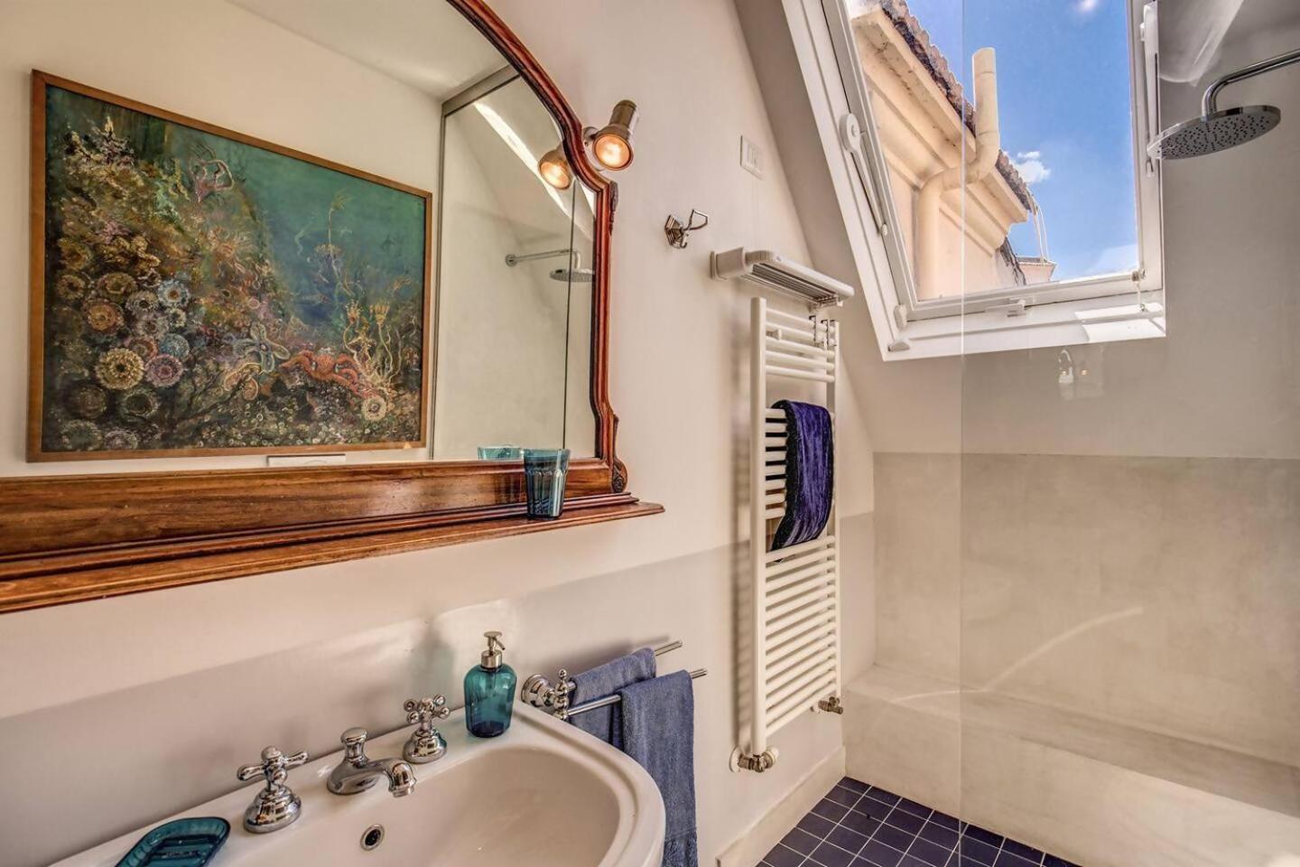 Attic With Terrace Overlooking St Peters Basilica โรม ภายนอก รูปภาพ