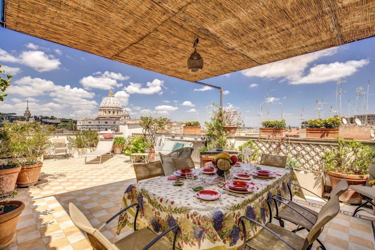 Attic With Terrace Overlooking St Peters Basilica โรม ภายนอก รูปภาพ